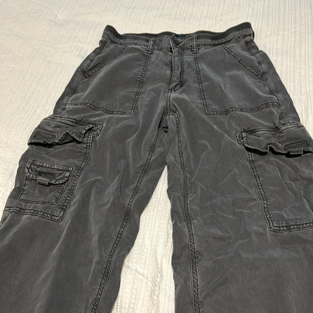 “American Eagle Cargo Pants – Size 6 | Excellent Condition”